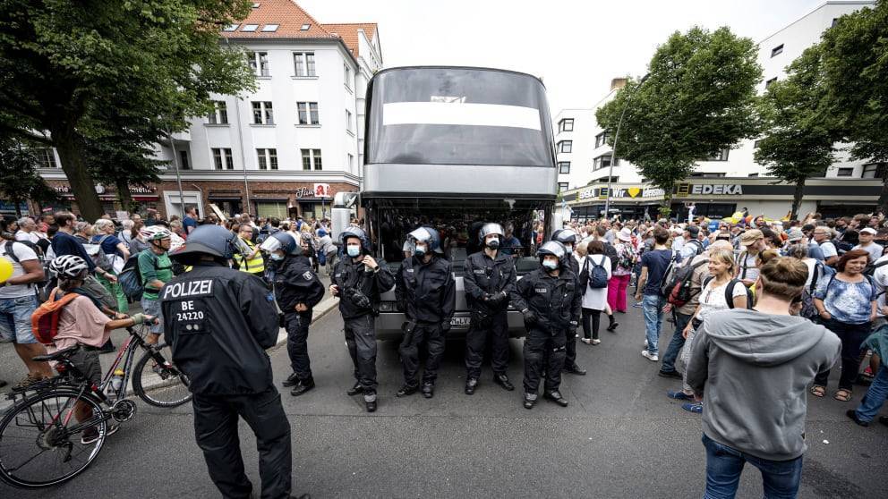 Запрещенные демонстрации в Берлине: тысячи нарушителей и 600 арестов