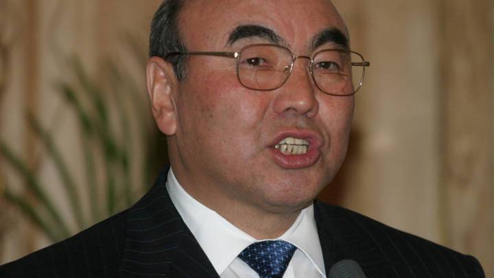Отстраненный после переворота Акаев вернулся в Киргизию