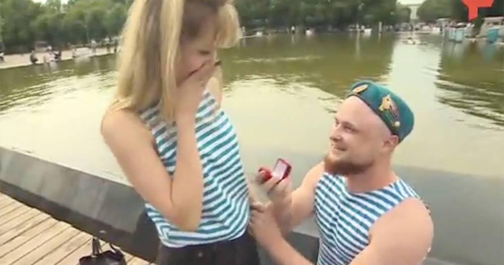 Десантник сделал предложение девушке во время интервью в московском парке
