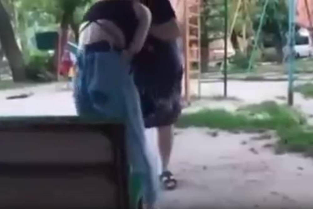 В Курске полиция проверила видео, на котором женщина бьет девочку-подростка