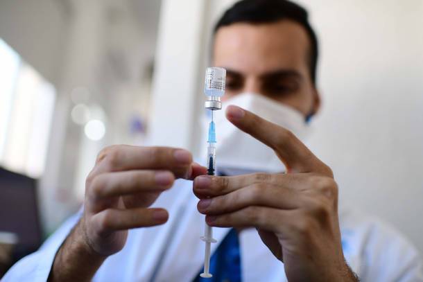 В Израиле стартует кампания третьей вакцинации для лиц старше 40 лет