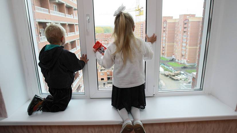 Семьям с детьми предложили безвозмездно устанавливать защитные замки на окна