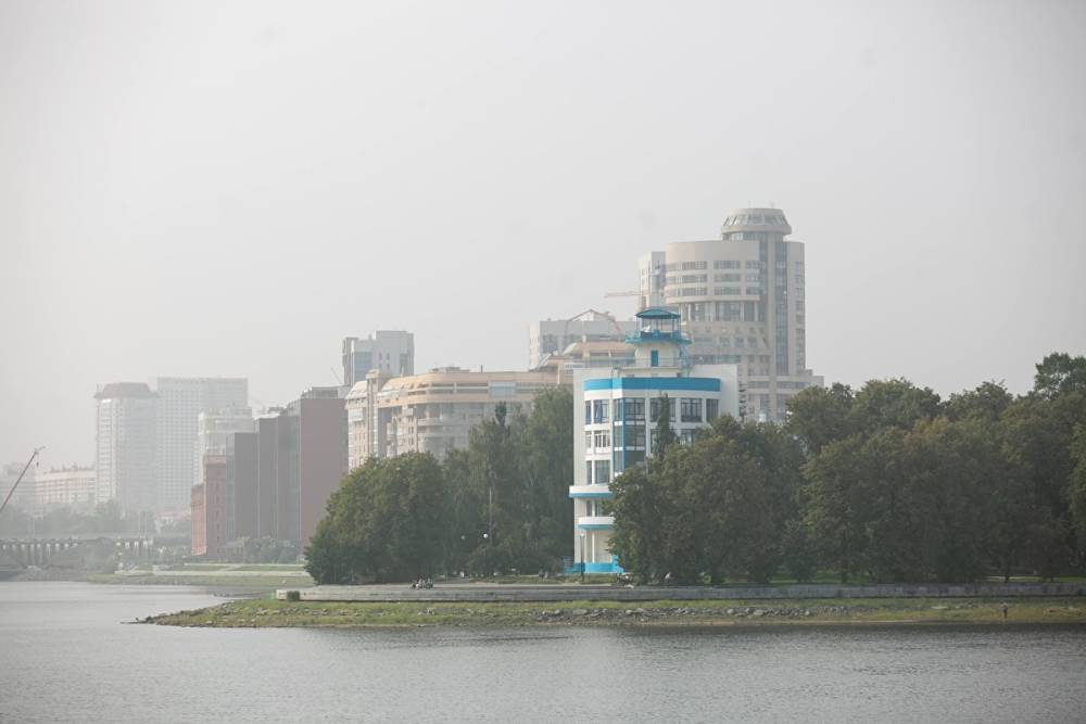 Из-за природного пожара на Екатеринбург снова надвигается смог