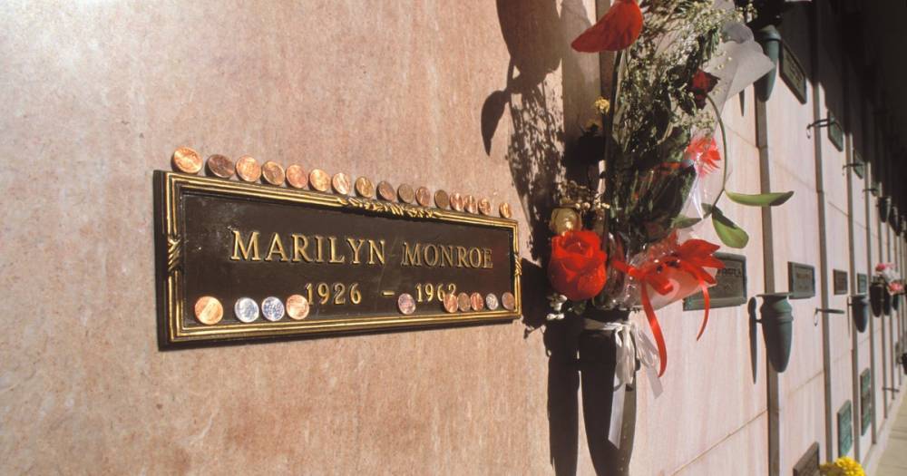 В США выставили на продажу склеп по соседству с Мэрилин Монро и Хью Хефнером за $2 млн