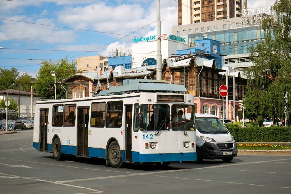 В Екатеринбурге из-за прорыва трубы перестали ходить троллейбусы двух маршрутов