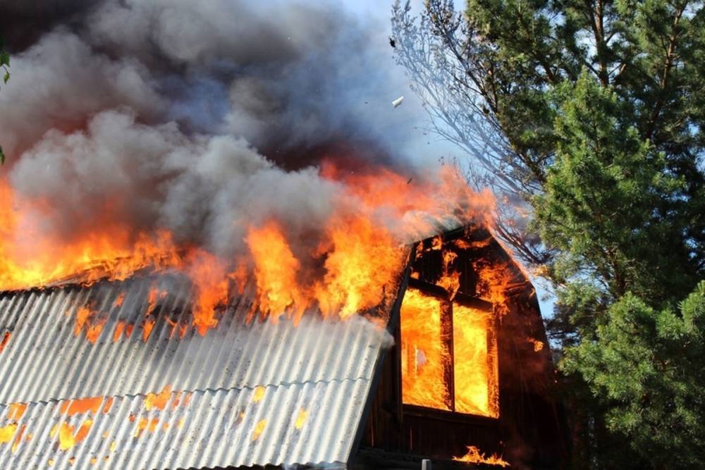 Два человека погибли при пожаре в дачном доме в Волгодонске