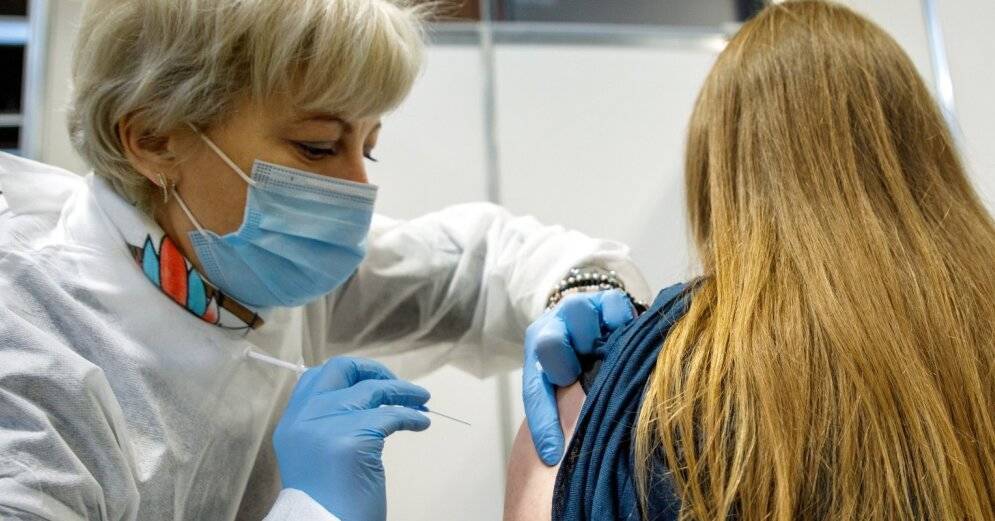 Хотя бы одну дозу вакцины получила половина жителей Латвии старше 12 лет
