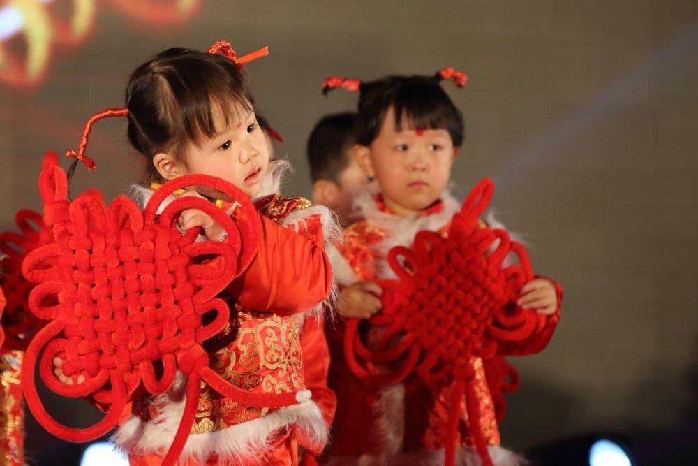 В Китае семьям разрешили заводить по трое детей