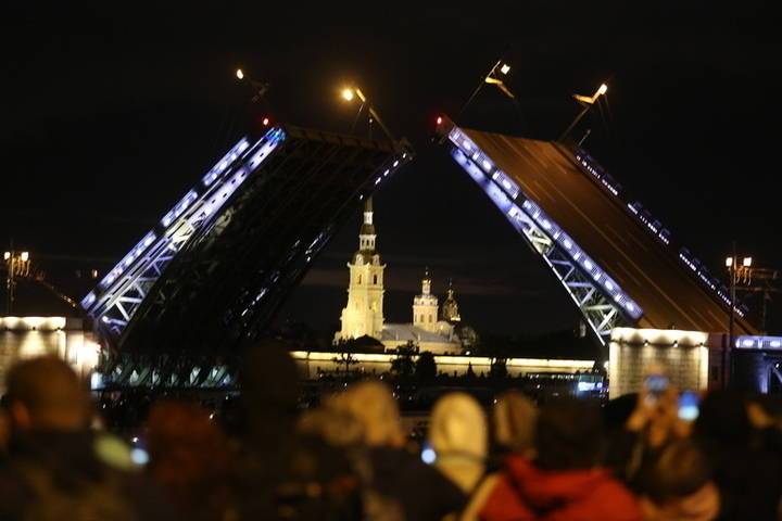 Дворцовый мост окрасится в цвета триколора в честь Дня флага России