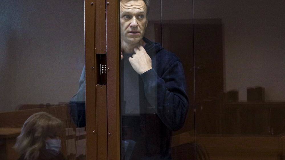 Отравление или провокация? Год назад Навальному стало плохо в самолёте