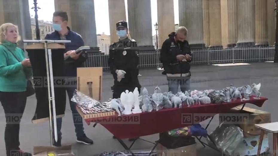 В Петербурге сотрудники полиции разгоняют торговцев у Казанского собора