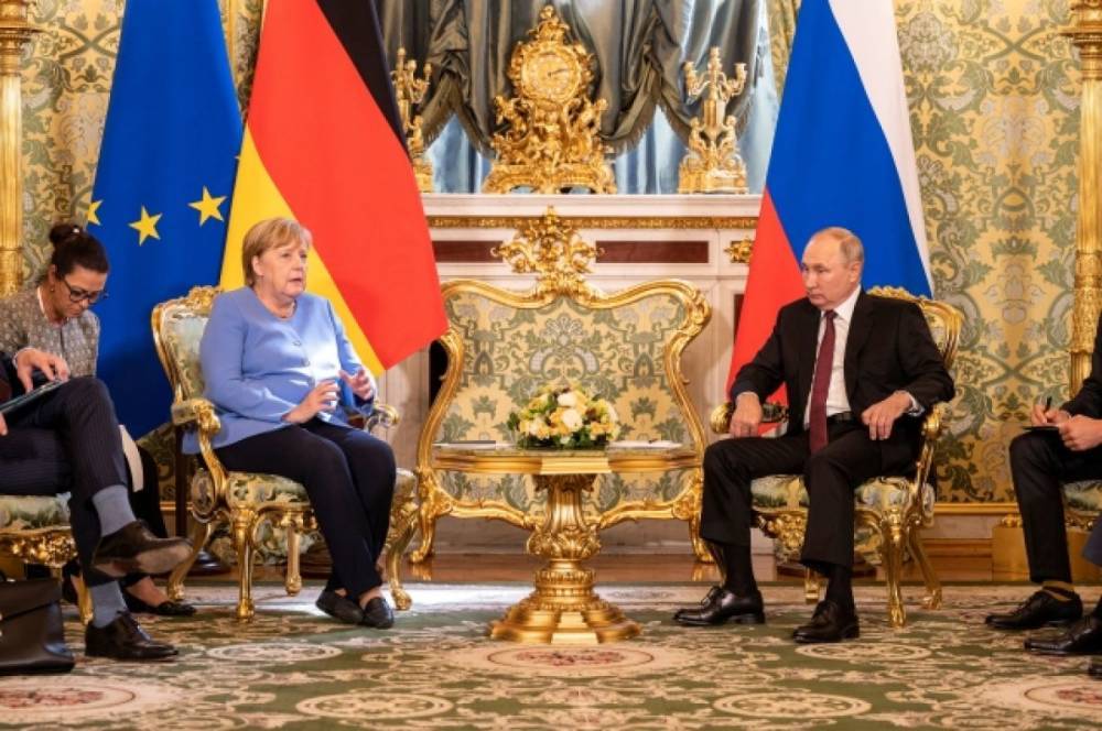 Канцлер Германии Меркель назвала правильным поддержание диалога с Россией