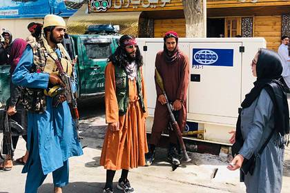 На фото из Афганистана заметили стильно одетых боевиков