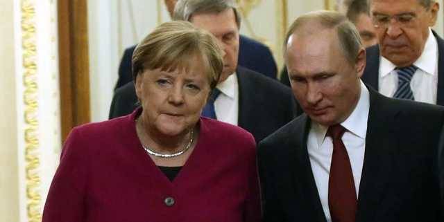 Переговоры Путина и Меркель перервал телефонный звонок