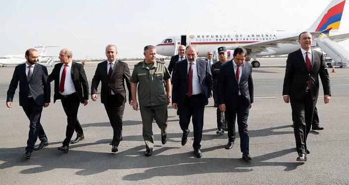 Члены Совбеза Армении встретили Пашиняна в аэропорту "Звартноц"