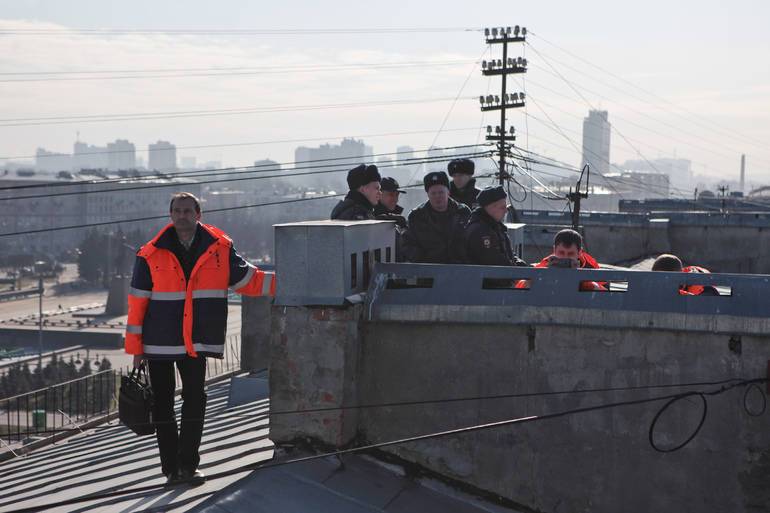 На крыше ТЦ «Светлановский» обнаружили антенны