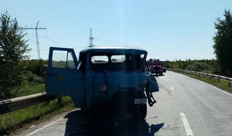 В Тюменской области на трассе погиб водитель УАЗ. Его машину протаранил битумовоз