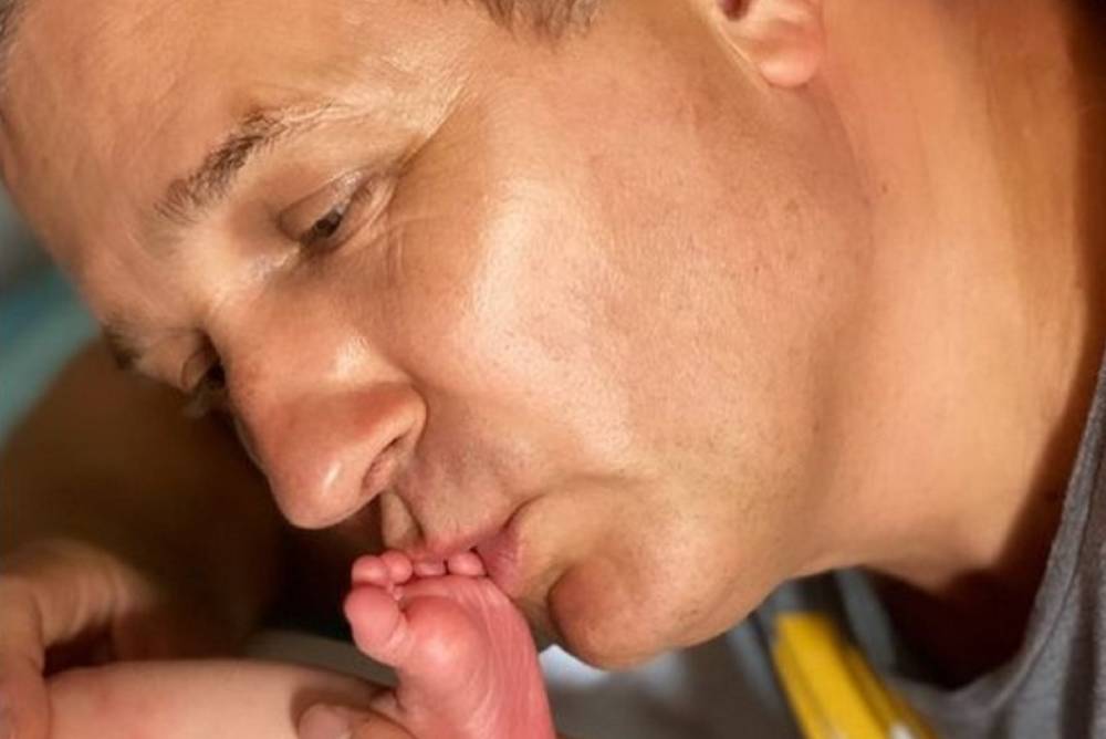 "Счастливый отец": Юрий Горбунов впервые показал новорожденного сына