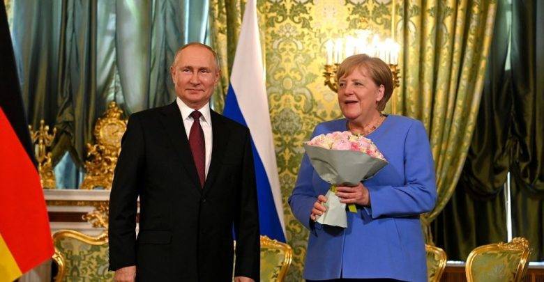 Острые вопросы и розовый букет: Чем запомнится прощальный визит Ангелы Меркель в роли канцлера в Россию