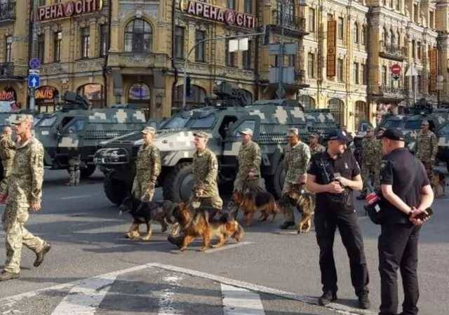 В Киеве водитель авто наехал на полицейского, охранявшего порядок во время репетиции парада