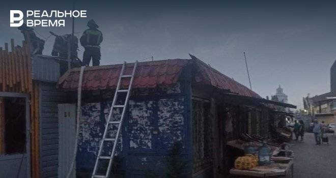 В Московском районе Казани загорелась крыша торгового павильона