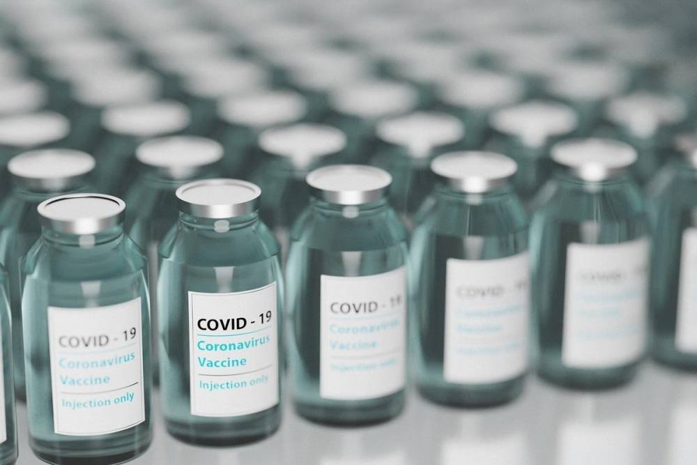 В России приступят к клиническим испытаниям вакцины-спрея от COVID-19