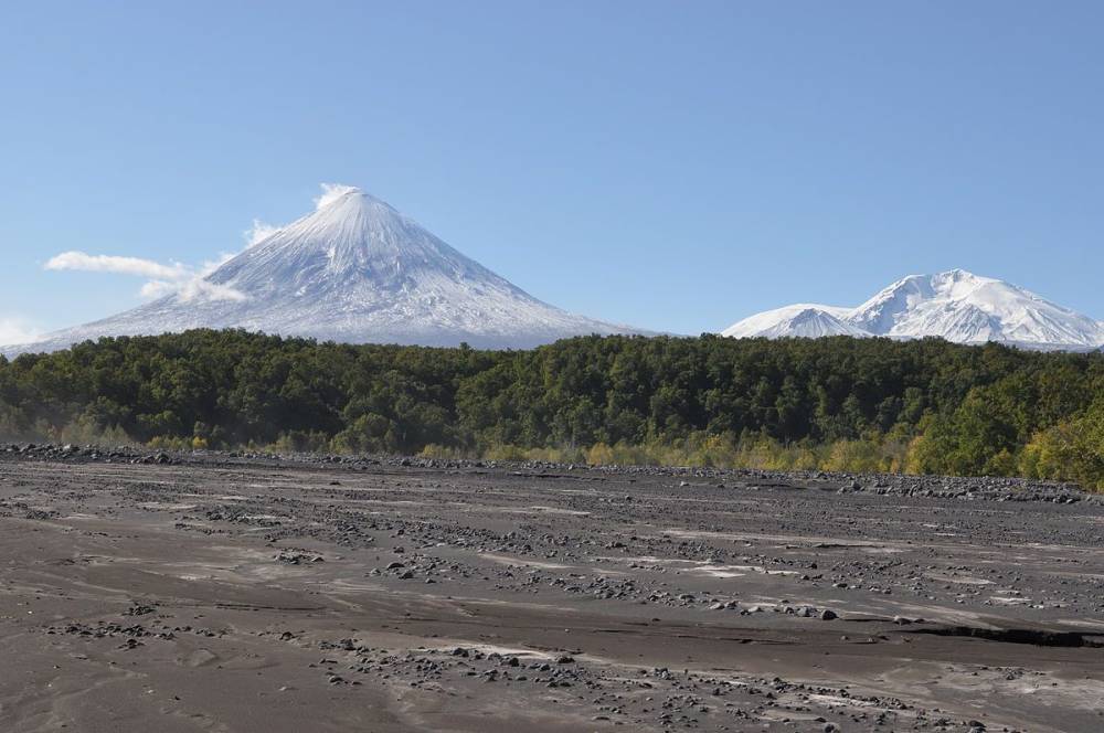 На Камчатке спасатели эвакуировали тела погибших на вулкане туристов