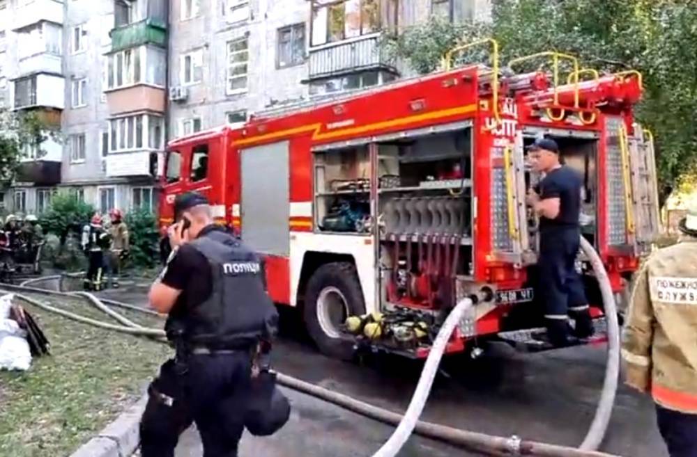 Сильное пламя охватило многоэтажку в Киеве, на месте полсотни спасателей: подробности и кадры ЧП