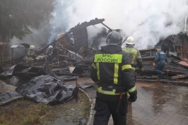 При пожаре в гостевом доме под Псковом погибли несколько человек