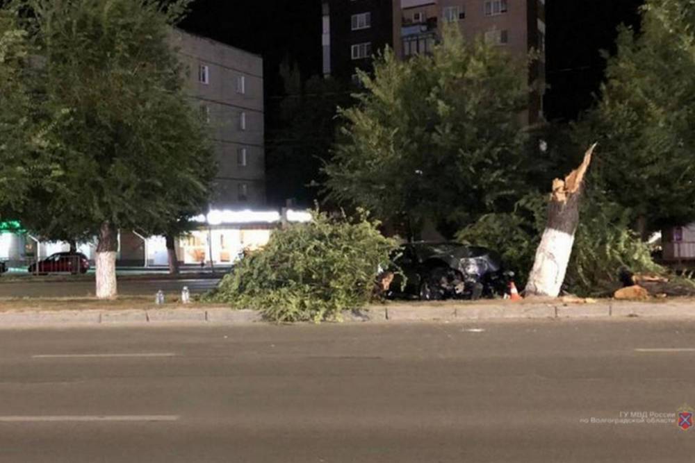 В Волгограде в ночном ДТП пострадали трое молодых людей