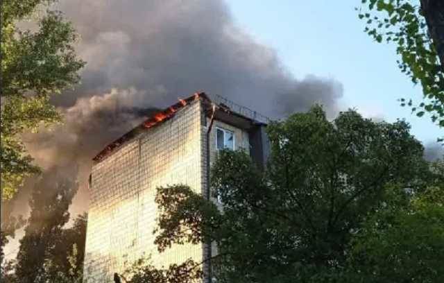 В Киеве загорелась крыша жилого дома: подробности ЧП