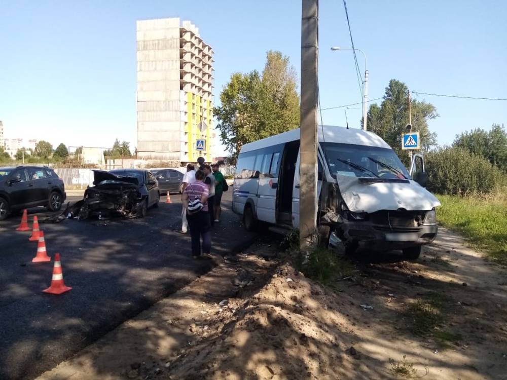 В Твери в ДТП с микроавтобусом пострадали люди, в том числе ребенок