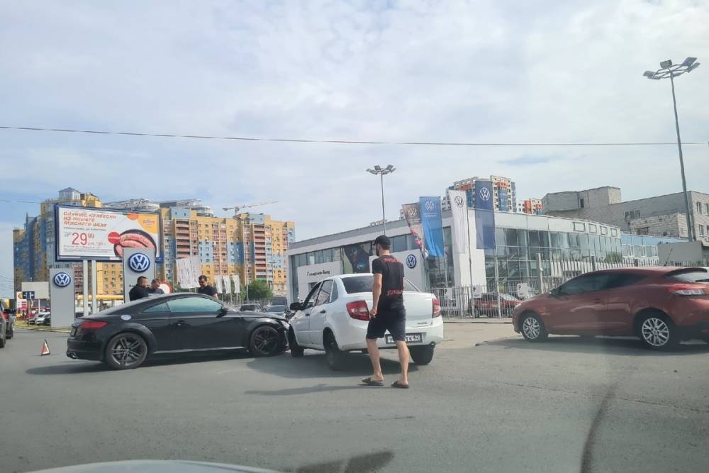 В Рязани на улице Есенина произошло ДТП с участием Audi TT и Renault Logan