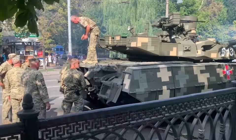 Украинский танк Т-84БМ «Оплот» сломался во время репетиции военного парада в Киеве