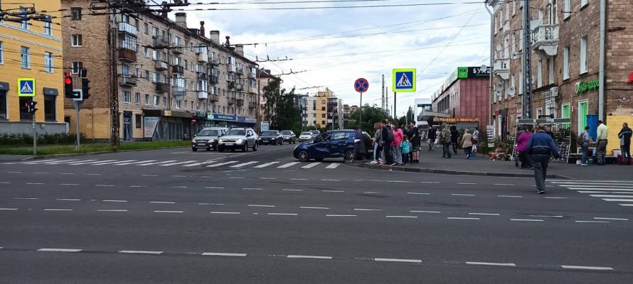 Автомобиль после ДТП едва не сбил пешехода на тротуаре в Петрозаводске (ВИДЕО)