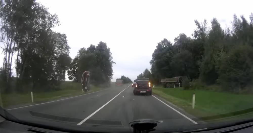 На трассе «Талпаки — Советск» столкнулись три машины, одна перевернулась (видео)