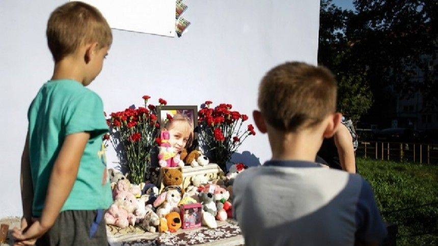 Дядя убитой в Тюмени девочки умер у стихийного мемориала племянницы