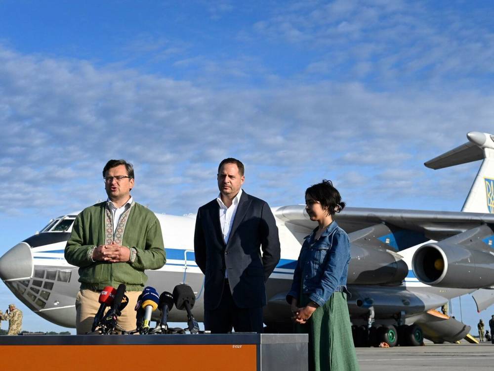 Украинский самолет доставил из Афганистана более 80 человек. В них числе – украинцы из военной базы США