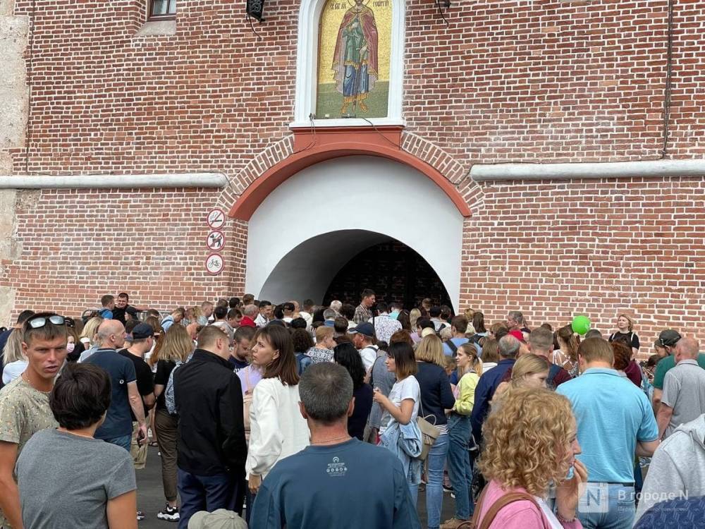 Толпа образовалась у входа в Нижегородский кремль