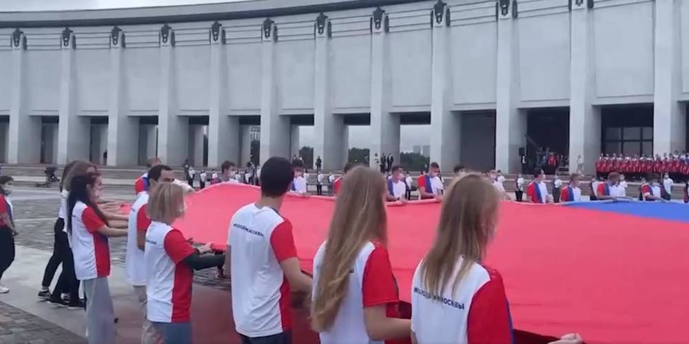 Конкурсанты "Большой перемены" и активисты РДШ стали зрителями церемонии поднятия флага на Поклонной горе