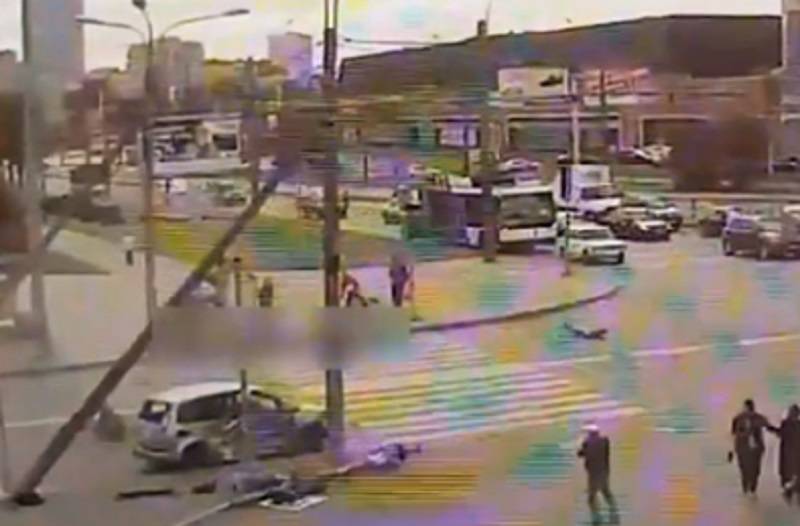 Видео: автомобиль снес пешеходов с зебры в ужасном ДТП в Петербурге