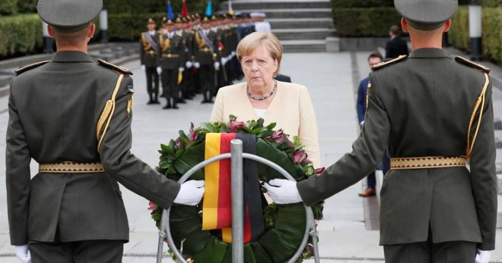 Меркель прибыла в Киев: возложила цветы, встретилась с Зеленским (ФОТО)