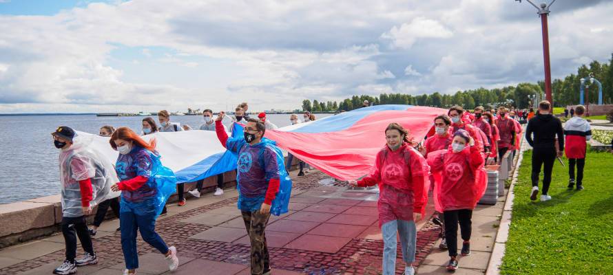 По набережной в Петрозаводске пронесли десятиметровый российский триколор (ФОТОРЕПОРТАЖ)