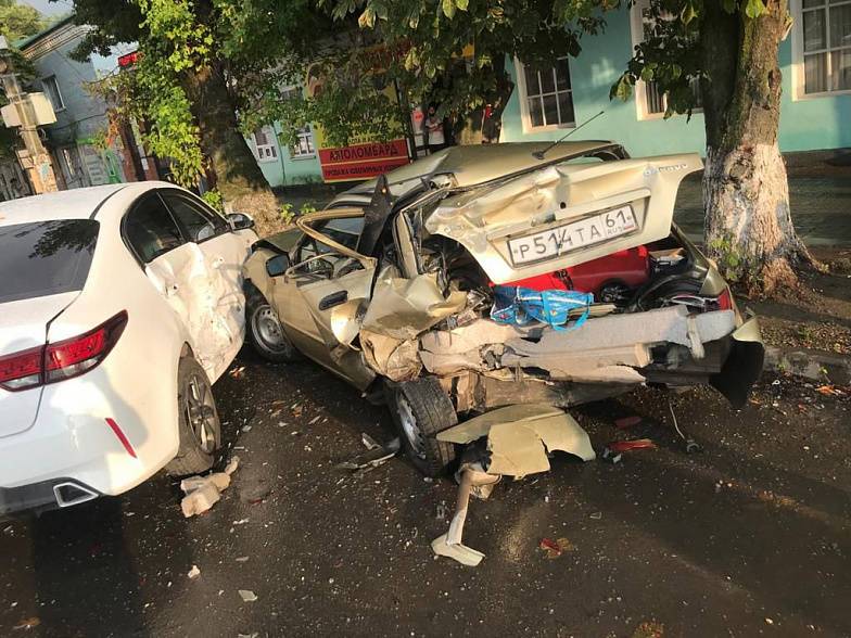 В Батайске пьяный водитель на Mercedes стал виновником массового ДТП