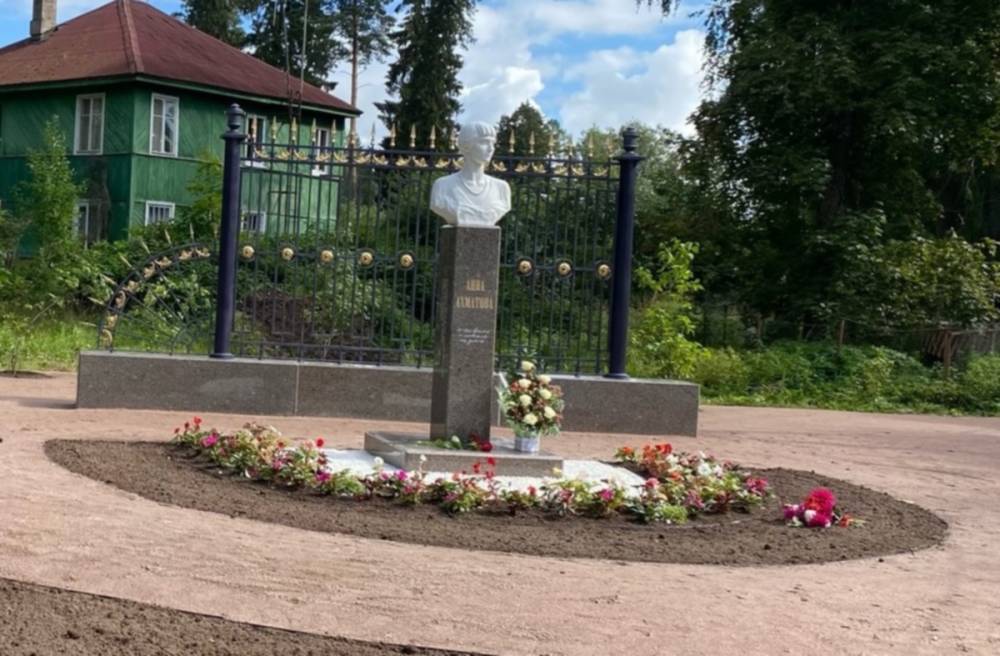 Памятник Анне Ахматовой открыли в Ленинградской области
