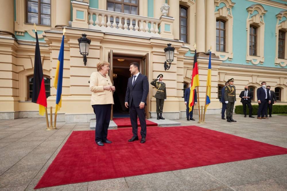 На встрече с Меркель Зеленский отметил необходимость саммита нормандской четверки и призвал сохранять давление на РФ