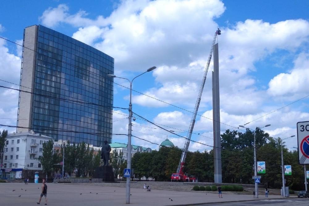 В центре Донецка в честь Дня флага России обновили триколор: ФОТОФАКТ