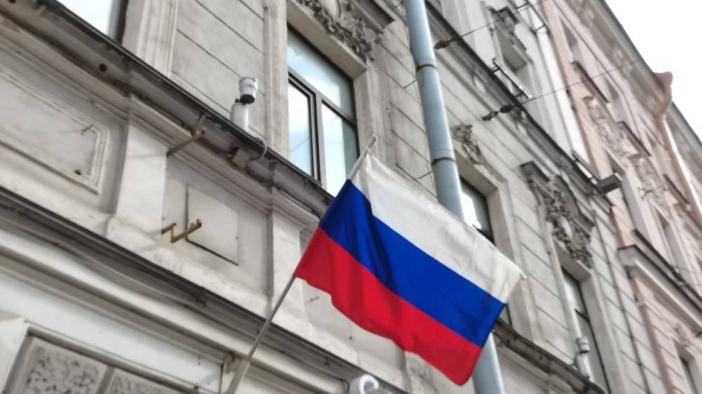 Сотрудники МВД вручили петербуржцам подарки в честь Дня государственного флага