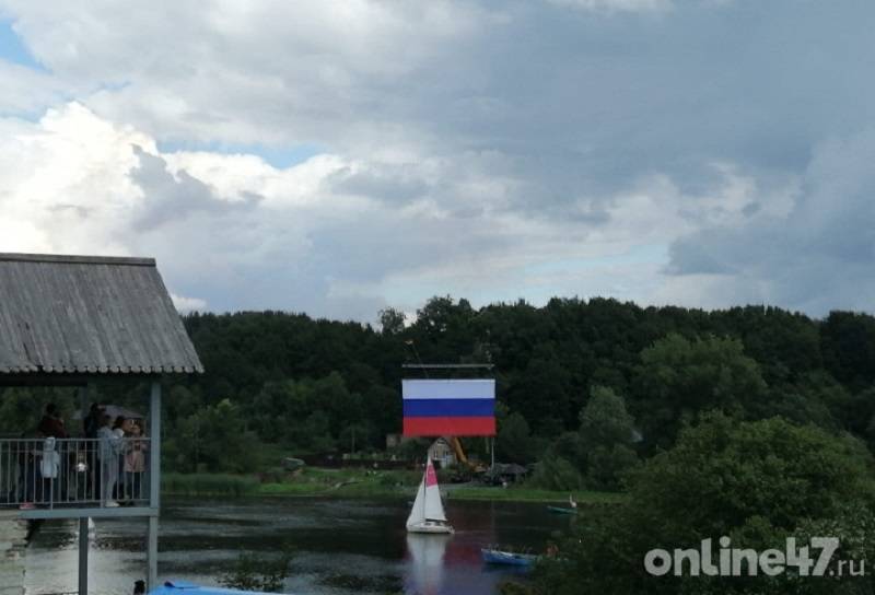 В Старой Ладоге состоялось торжественное поднятие Государственного флага России