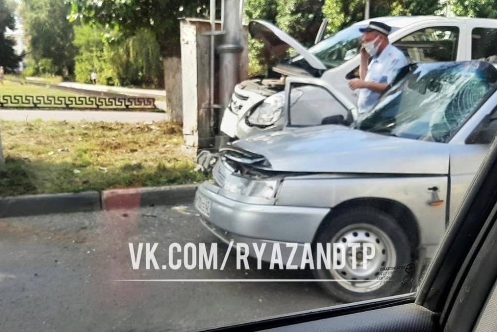 В ДТП с минивэном в центре Рязани пострадали водитель и пассажирка ВАЗ-2112